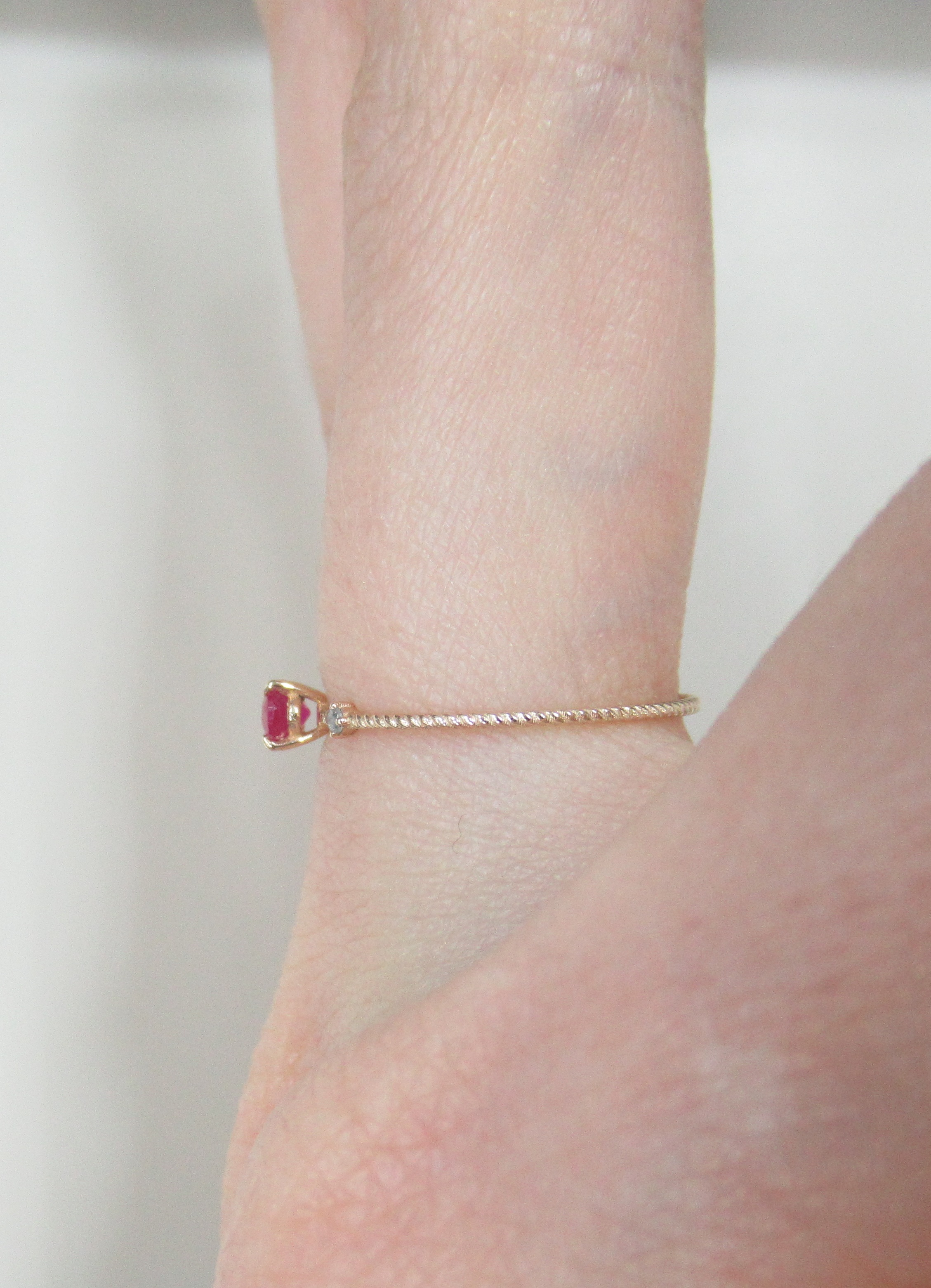 Кольцо из золота с рубином